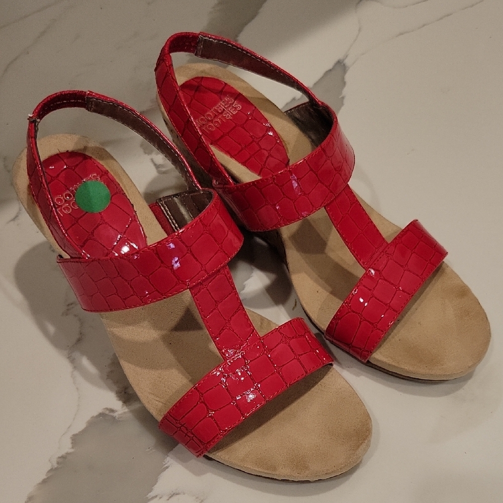 Red Crocodile Pattern Sandals Mooties Tootsies